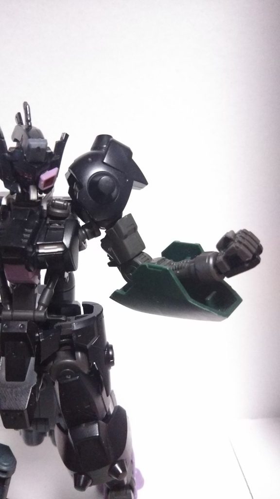 左腕は殆ど損傷していない。レギンレイズの装甲をそのままガントレットとして装備。