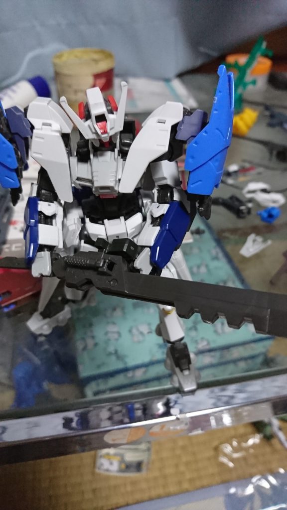 左手で持って右手で保持するより、右手で持って、左手で保持する方が好みだったので、リベイクフルシティのシールドの持ち手をそのままくっ付けてみました。