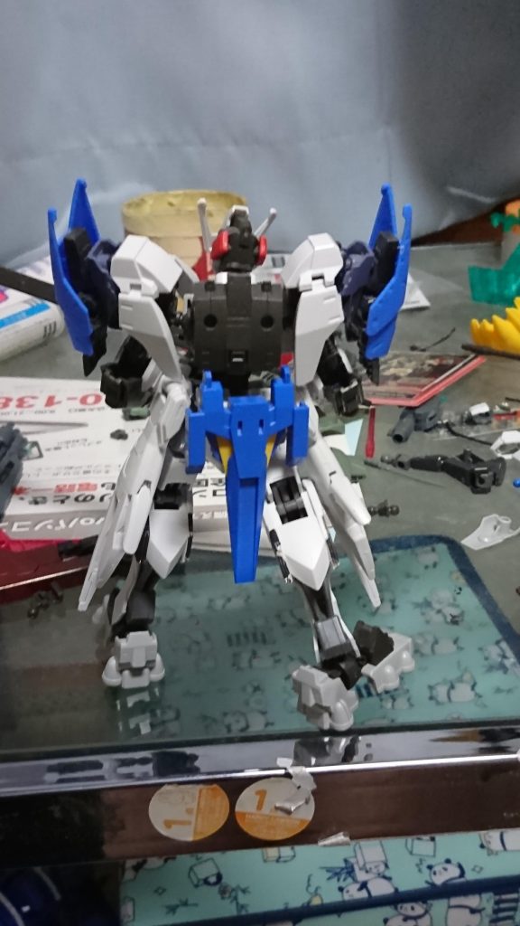 後ろ姿。
基本鉄血シリーズですが腰の青いパーツはAGE－Ⅱから流用しました。