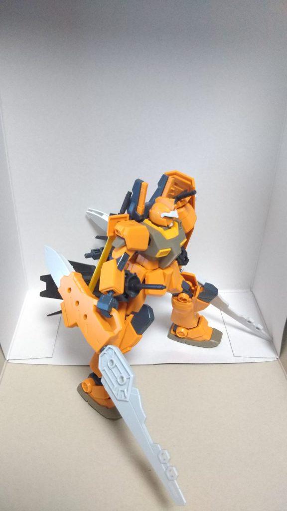 ・ミノフスキーバスターソード×2
ジム3ビームマスターのバスターバインダーに刀身を取付けた専用武装。内蔵したジェネレータから供給されるミノフスキー粒子を極めて崩壊しやすい重粒子に変換して刀身の表面に付着させ、崩壊時の高エネルギーと刀身の質量によりどんな装甲でも叩き斬る