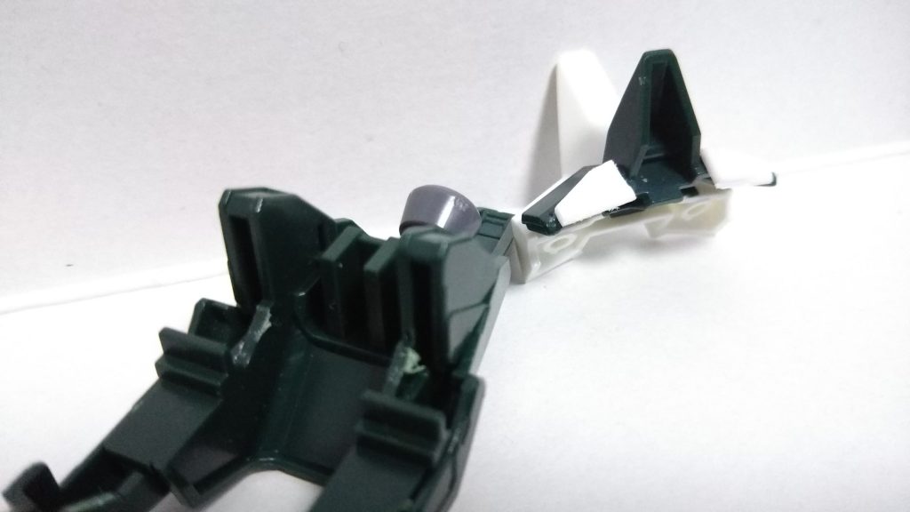 胴アーマーは干渉箇所を削りプラ板でストッパーを造ってガンダムフレームのピンに引っ掛けただけです。