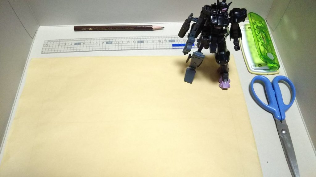 用意するものは茶色紙、紙袋とか使用済み茶封筒が手頃かと思います。それから鉛筆、定規、ハサミ、パンチ、そしてマントを着けるガンプラです。