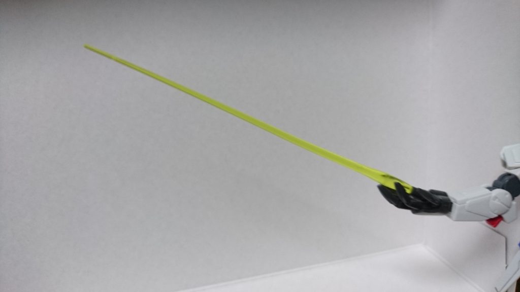 機動力のために外付けの武装を付けたくない、ということで掌からビームサーベルとビームバルカンが出せるヴェイガンハンドを使用。腕もV2ガンダムだとやや横に大きくみえたのでVガンダムに変更しました。ビルドダイバーズ仕様なんでビーム効かない相手は仲間にお任せします。