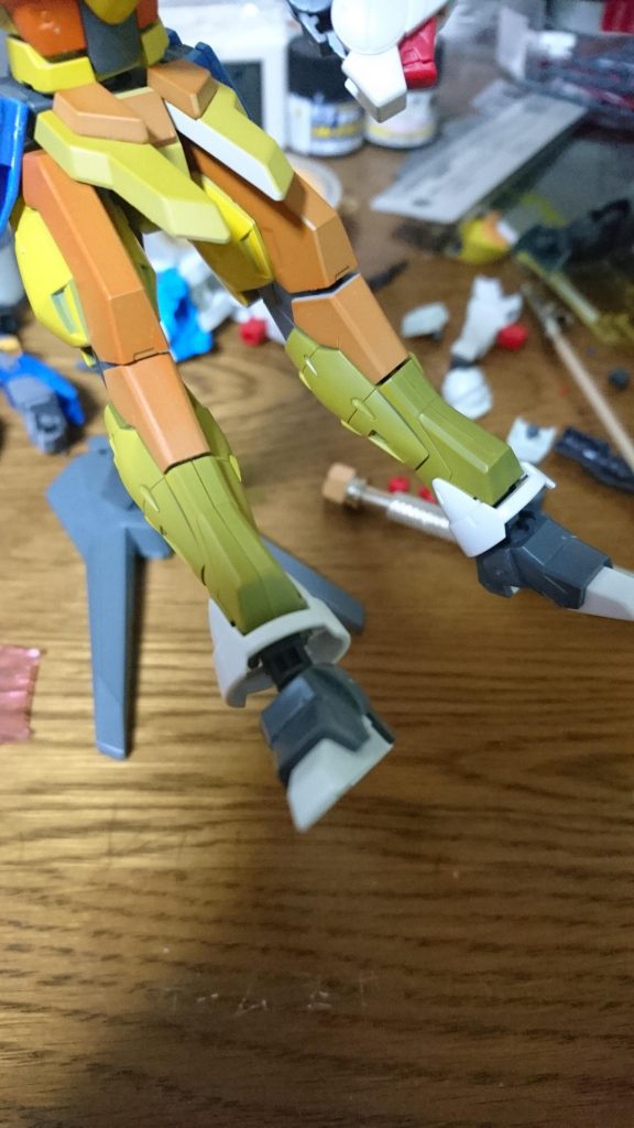 腰はAGE-2、足はAGE-1スパローそのままです。小説版でスパローもブーツアタックしていたのでこいつもできます。胴体がV2のコアファイターなのでそのまま戦えます。