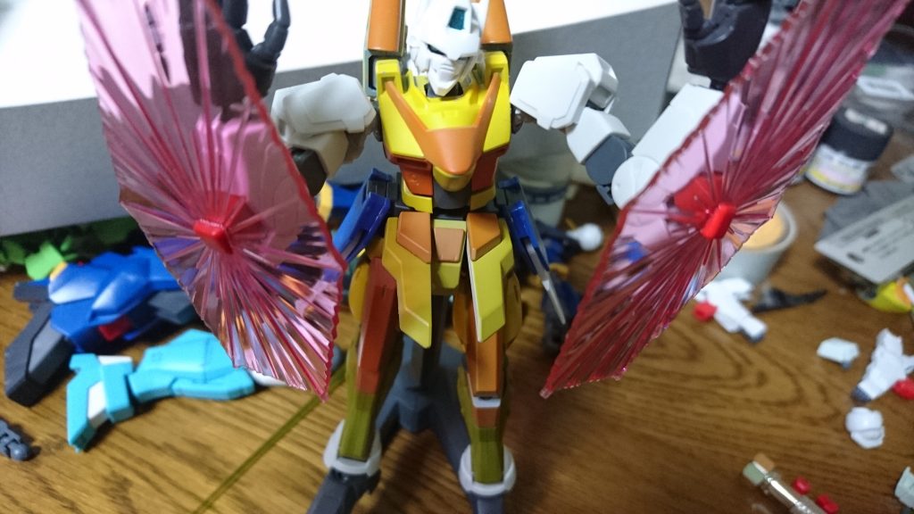 両腕からビームシールド。シールドタックルも攻撃に使います。ビームサーベルを掌にしたのでVガンダム本来のサーベルラックである腕の中にはトラップ用のあれこれが仕込めるといいなぁ…見え見えの陽動と放っておくと罠を設置しまくる。ウザイ!