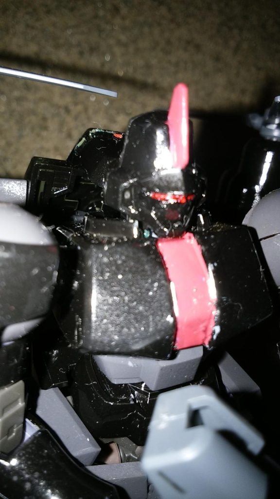 目の部分はメインカメラを意識してメタリックレッドにしました