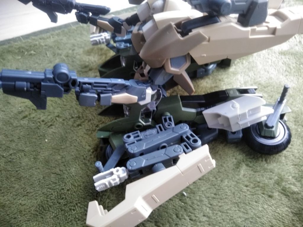 車輪での移動が困難な場合(極端な障害物の存在や水上等)では、このようにバイクをフレーム部分から横倒しにし、各所の穴からエアーを放出してホバークラフトの様に移動も可能としています。
この機体は特性上地上が最も適していますが、本来の百里としての機能は失ってはいないため、もちろん宇宙での使用も可能です。
……比較的オールマイティに活躍できるこの機体ですが、実は一つ重大な欠点が存在します。
そう、障害物の少ない宇宙空間であれば問題はないのですが、建築物等の大きな障害物がある地上では事故の危険性が高い事!!
皆さんも、ガンプラの操縦は安全運転で行いましょう!