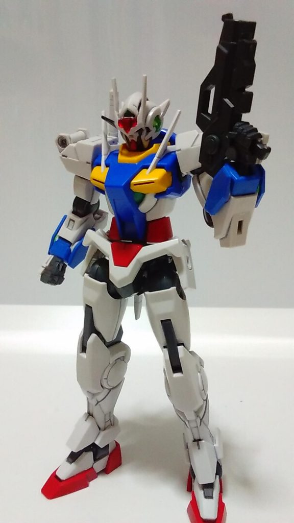飛び道具はビームガンのみでアンテナは元々2本だけだったが黒いアンテナを付け足
してさらなる性能向上をはかったという設定です。GNビームサーベルとビームガンという基本的な装備なので扱い易いガンダムです。防御は機体自体にGN粒子でコーティングしていますが、強力な攻撃に対しては
ほぼ無力です( ´△`)