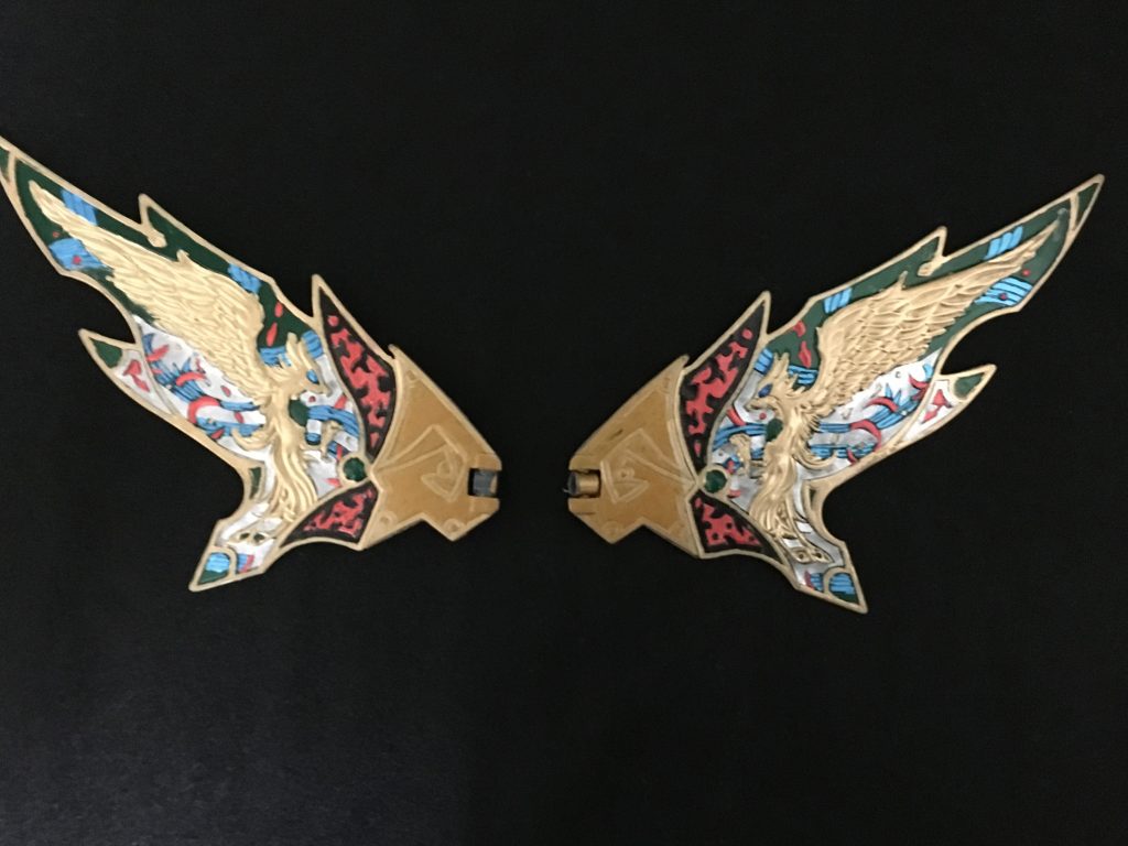 輝羅鋼は気合で塗り分けました!
ガンダムマーカー使って塗り絵みたいに色を乗せていきはみ出したら消しペンを染み込ませた綿棒で拭き取り
シルバー部分は付属のシールを切り抜いて塗装したものを貼っています。
よく、「塗り分け時間かかっただろ?」って聞かれますが2時間ちょいと実はあんまりかかってないです(笑)