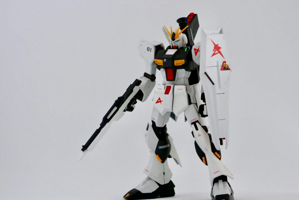 HGνガンダムを使用した作品です。
足腰とつま先をプラ板で延長しています。それに伴いバランスを合わせるために頭部を大きくしました。