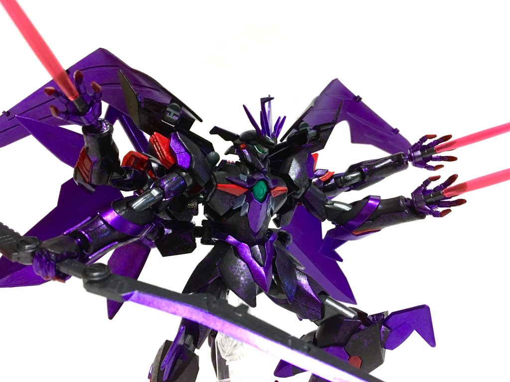 武装はツインソード、ギラーガソード、ビームサーベル兼ビームガン、ビームバスター、ギラーガテイルは尻尾そのままで攻撃する傾向にある。ウイングはすべてシールド機構を兼ね備え、ディフェンスモードでは防御力がかなり高い。