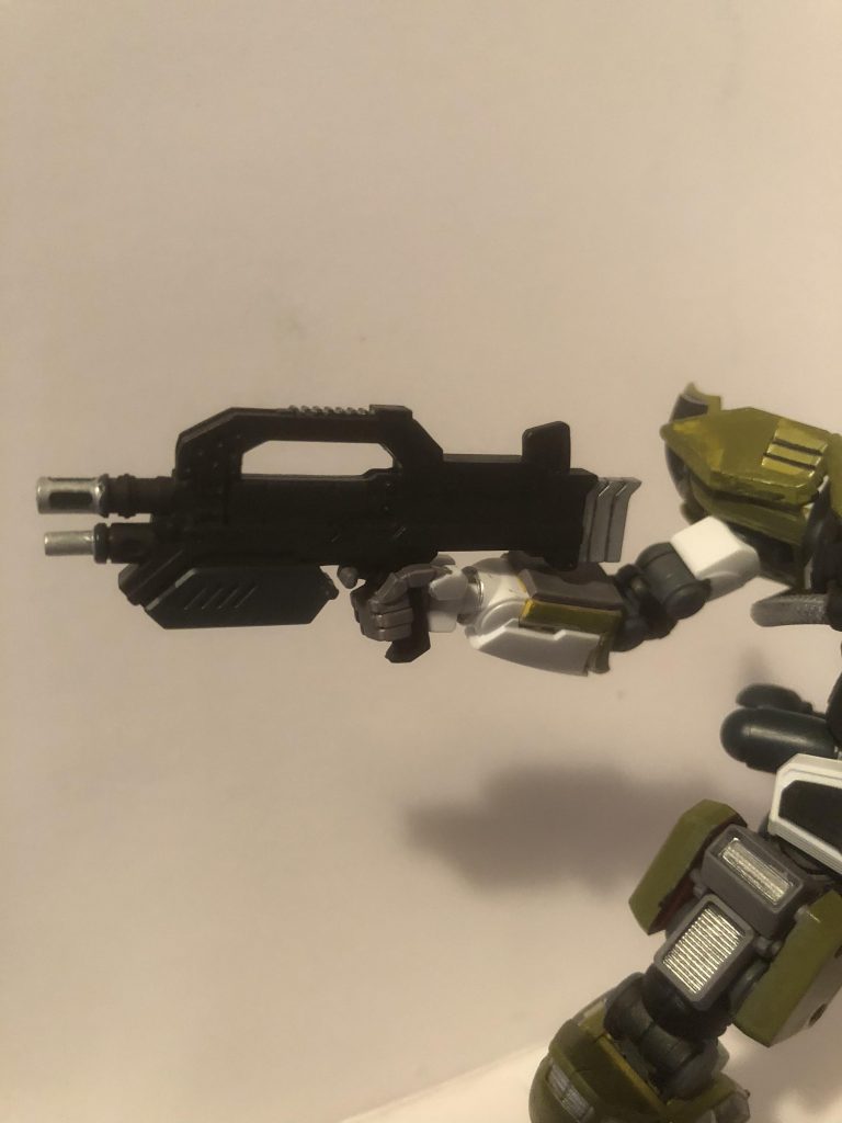 「コイルマシンガン」
掘り起こされた際に装備されていた剣槍だけでは戦えない、とは担当者の言。粒子加速により生まれるエネルギーを利用していて、簡易レールガンのような仕組みとなっている。威力は、数発でMSの装甲を貫ける程度のもの。