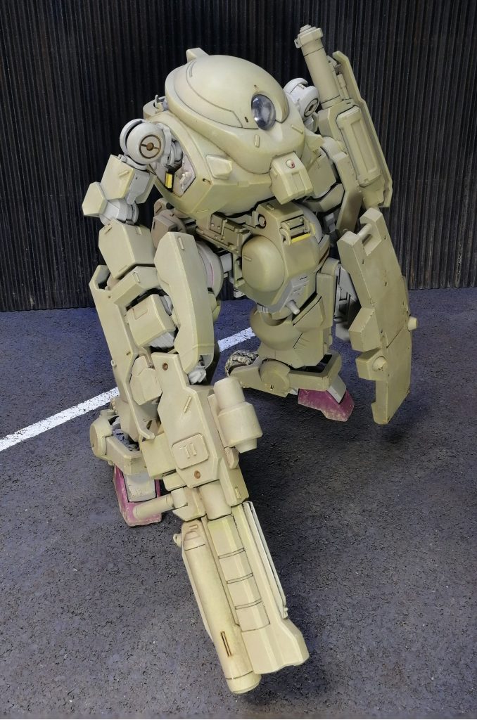 ライフルはレッドベレー用の物をベースに再構成。
ガンプラの手持ち武器ってちょっと薄くて頼りない事が多いんですけど
ゴツくてちょっとまっ平なのを補正してあげればカッコいいですこれ。