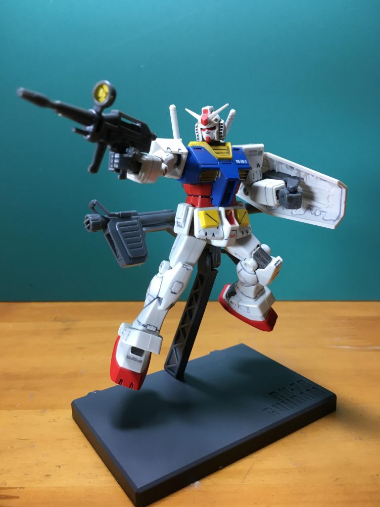 塗装、マーキング済みでタッチゲート方式だったと思うのですが、一切ポリキャップなしでサクサク組めます。この小スケールでもライフルのスコープやバズーカのグリップが可動するのには目を見張りました。