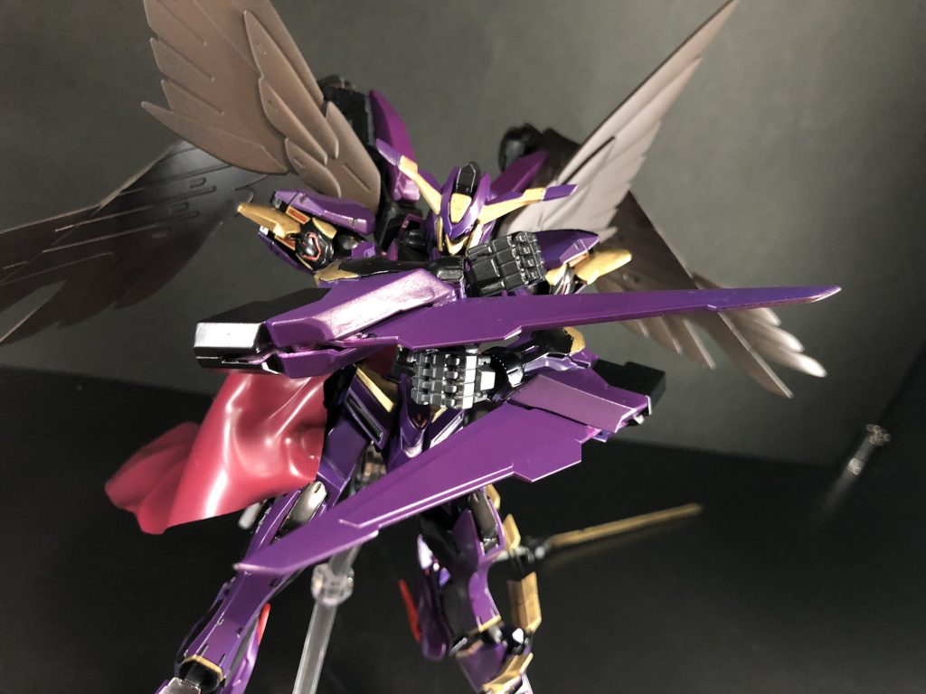 肘ブレードを前に展開することでまた武器として使いやすくします