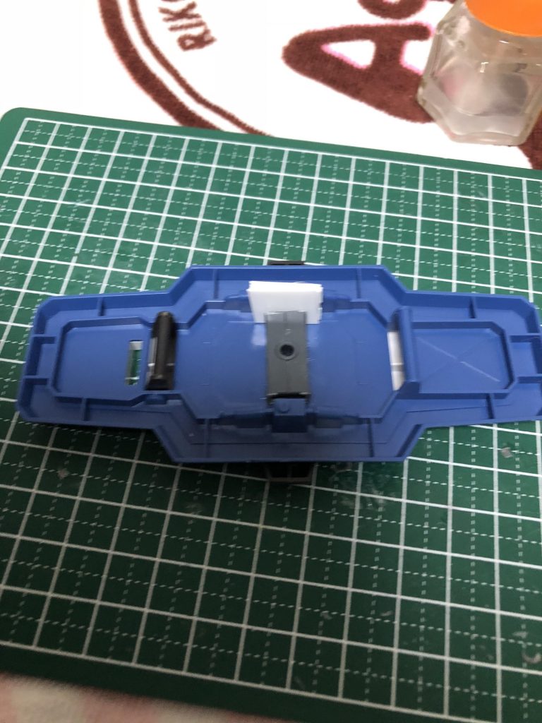 そのままだと大きさ合わないので切断し、隙間空いたところでにプラ板を詰めました。