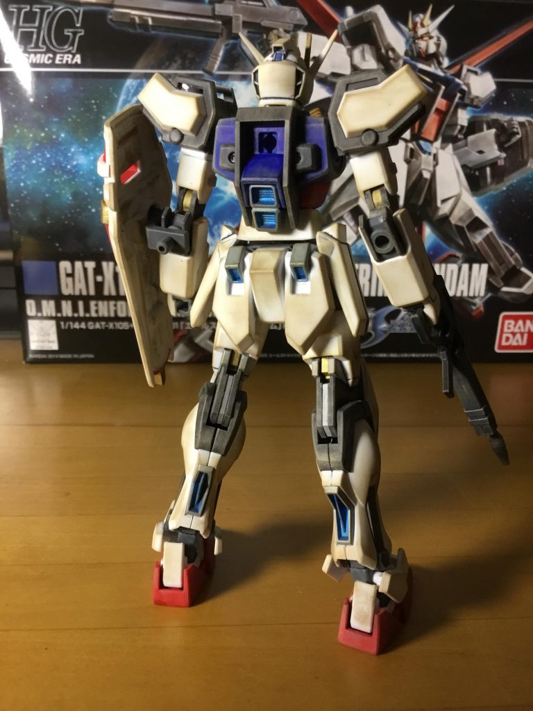 斜め後ろから
関節部分をゴールドやシルバーなどで、
バーニア部分はメタブルーとシルバーで塗り分けました!分かりづらいのですが、エールストライカーのブースターの中もです。