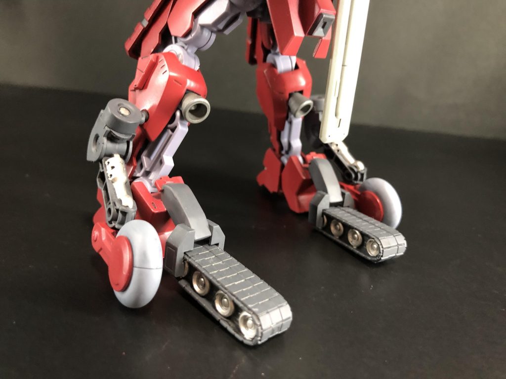 追記
FAガール轟雷のパーツなどをそのまま脚部に貼り付けています。これで何とか後ろに倒れなくなりました。