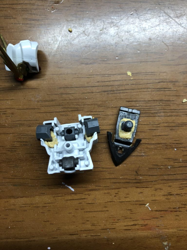 胴体がアカツキそのままなのは改修だけで力尽きてしまったからです_(:3」z)_
ポリキャップを交換したりパテで埋めてオールガンダムプロジェクト企画にしたり埋めて首を延長したり……