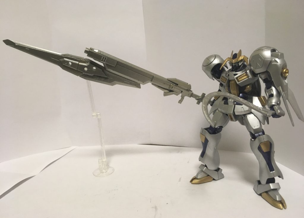 砲身の下部には,刺突用刀身を付けることが可能で,長大なリーチを生かした中距離戦闘を行うことができる。
また,この刀身には,粒子収束機能が付いており,拡散砲を精密射撃可能な収束砲に変えることが可能となっている。しかし,刀身として使用した際には,この粒子収束機能が著しく低下してしまうという欠点も抱えている。