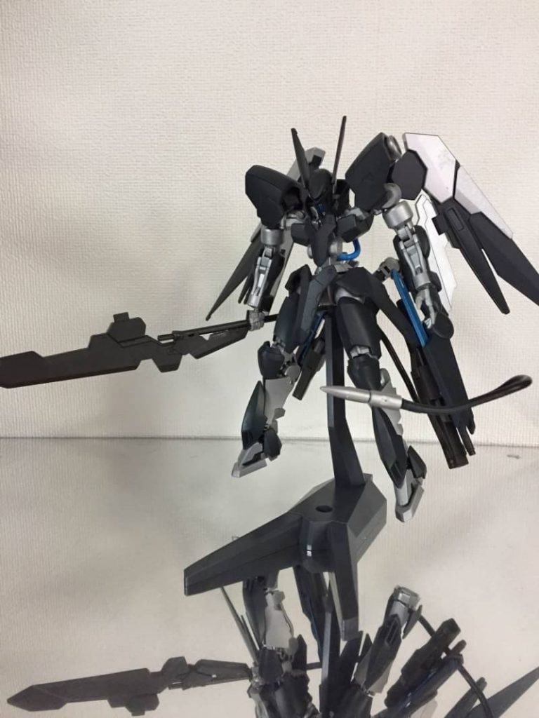 次に槍です。
作りが雑ですが、オプションパーツの武器をミキシングして制作しました。
他にも写真がありませんでしたが、腰のあたりのバインダーにバルカンが取り付けられています。