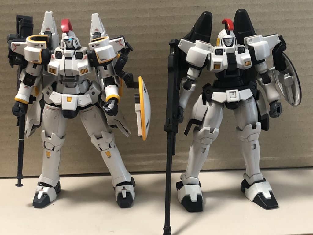 RG EW版との比較。比べるとTVのイメージなのは旧キットの方ですね。
