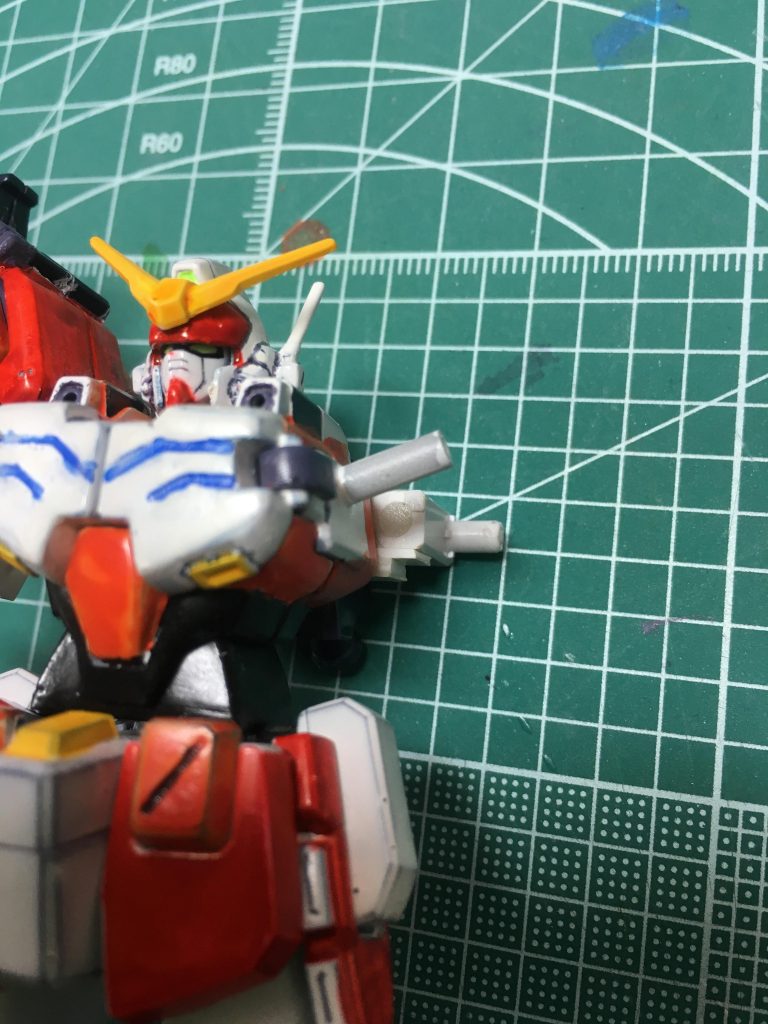 　肩はボールジョイント化させるつもりでしたが、ガトリングガンの重さに負けそうなので断念し、プラ棒をキットの下の軸よりも斜め上を向くように差して固定しました。