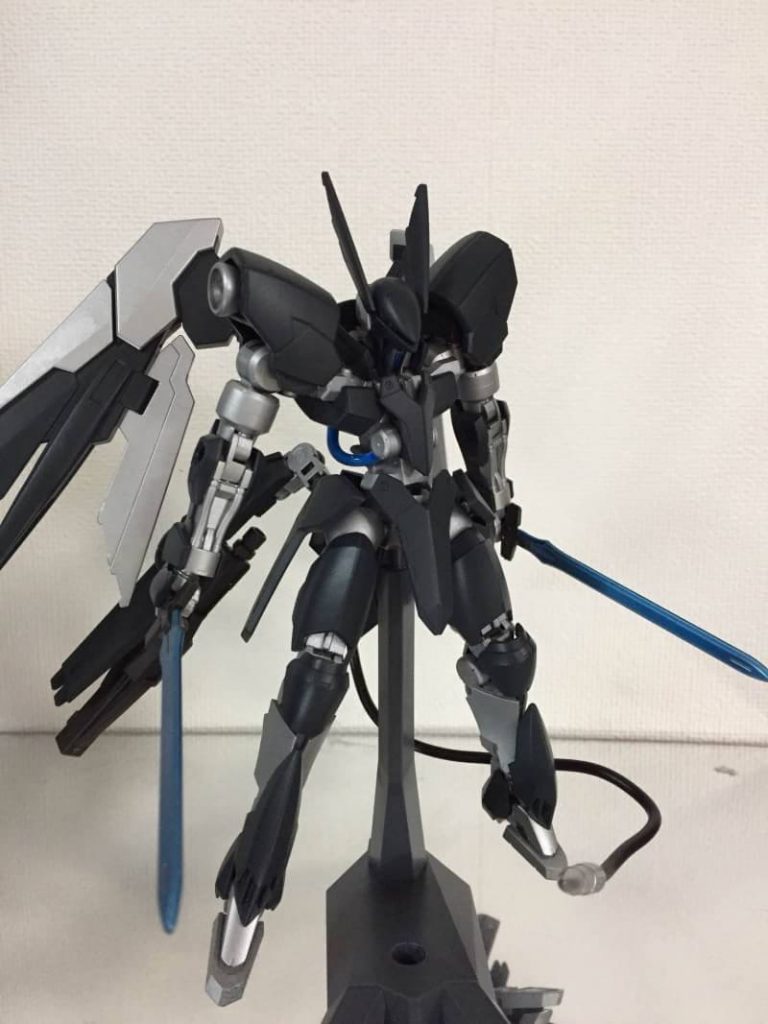 続い武装紹介です
グリムゲルデのブレードをシルバーを下地にクリアブルーで塗装しました。
前に考えた設定があったのですが、忘れてしまいました…