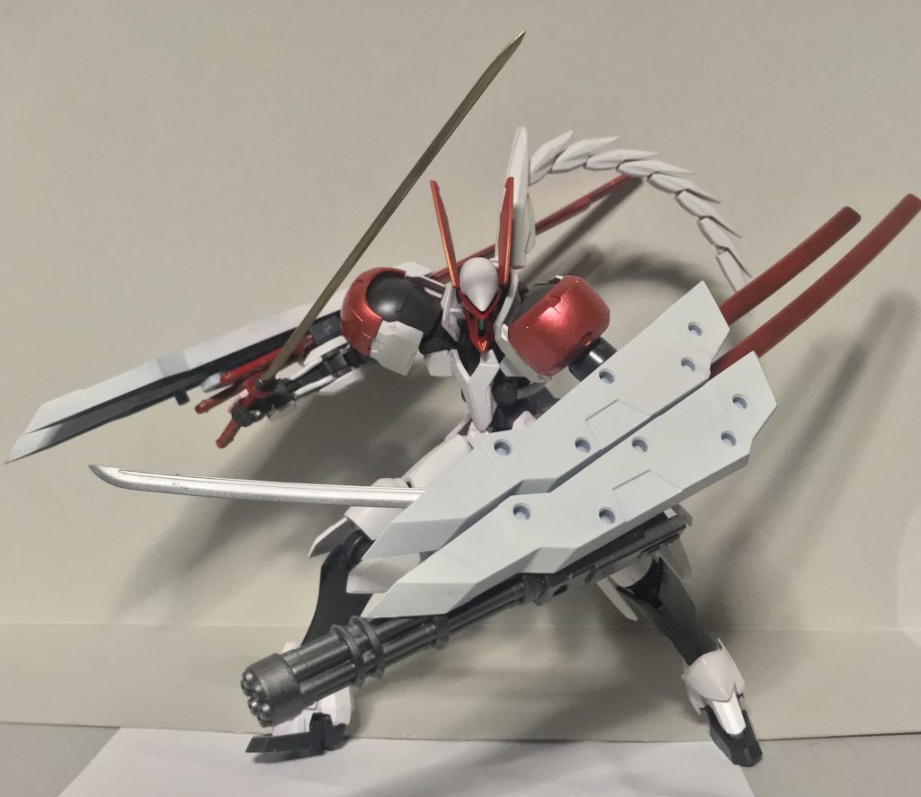 シールド裏に日本刀型のブレード2本と、ガトリングガンを装備。脱着可能です。