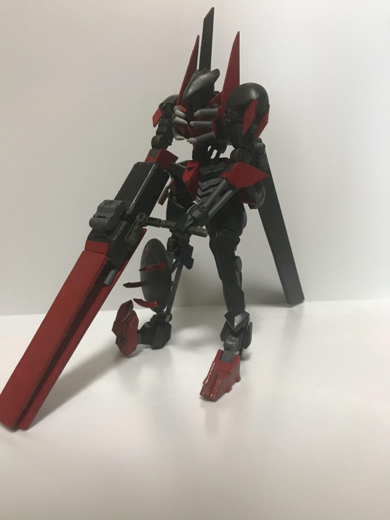 両腕と右足がスケルトンな感じになってます。