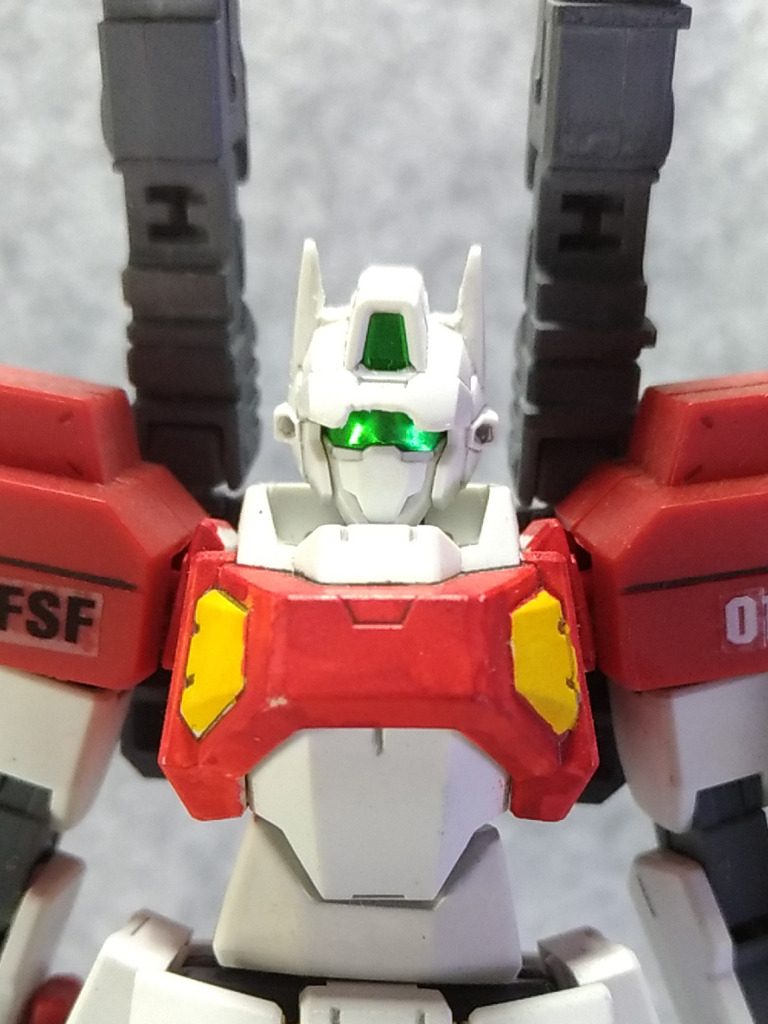 頭の上のところとおでことマスクの3箇所を削って、目のところにシールを張りました。