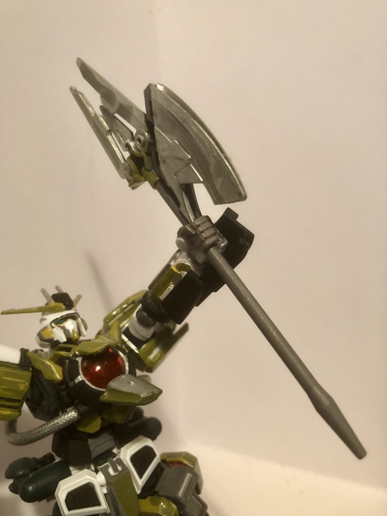 「電鈴三叉 ヘリック＝マルーン」
経年劣化してるとはいえ、高い電気伝導性を誇る金属で構築されており、切れ味は抜群。全力で操れば、切っ先に収束させた電流を用いて、対象を焼き切ることが可能。