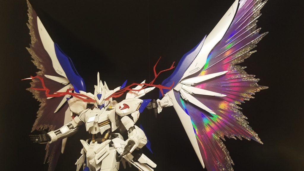 本編でバエルのリミッターが解除されたシーンはありませんが、やはりガンダムフレームといえばリミッター解除状態のスパーク状の光だと思い取り付けました。
左肩のエンブレムが赤いのは鉄血オルフェンズの世界では決闘の際に赤い布を肩に装着する風習があるためそれをイメージしました。