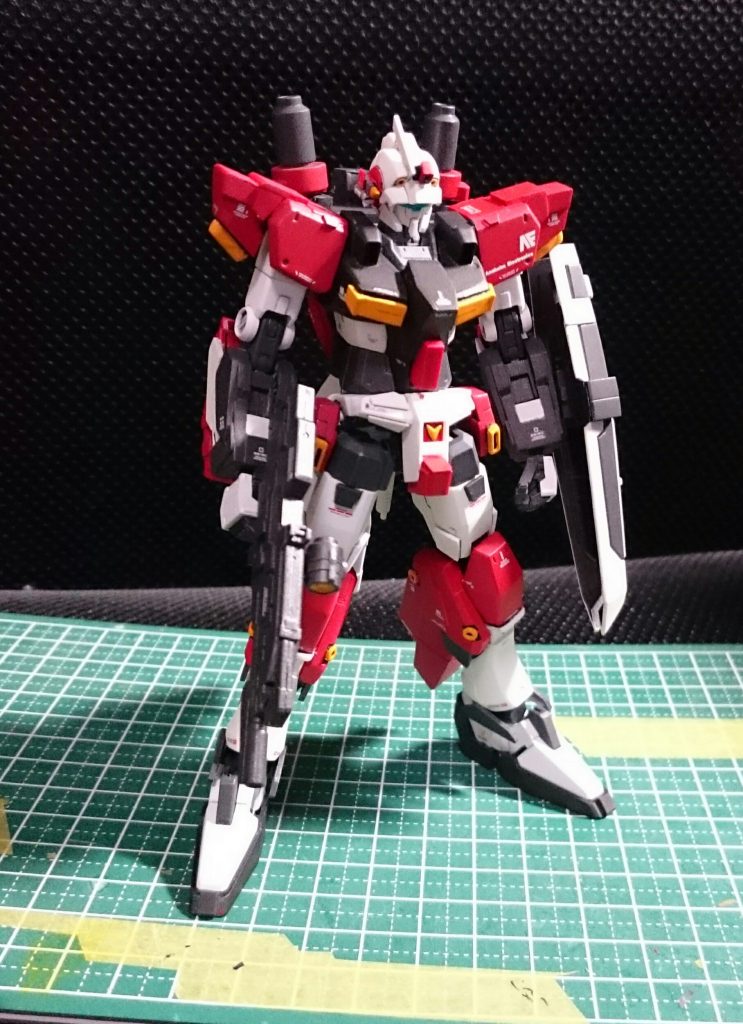 特徴的な胸部と脚部はプラ板工作を駆使して再現しました