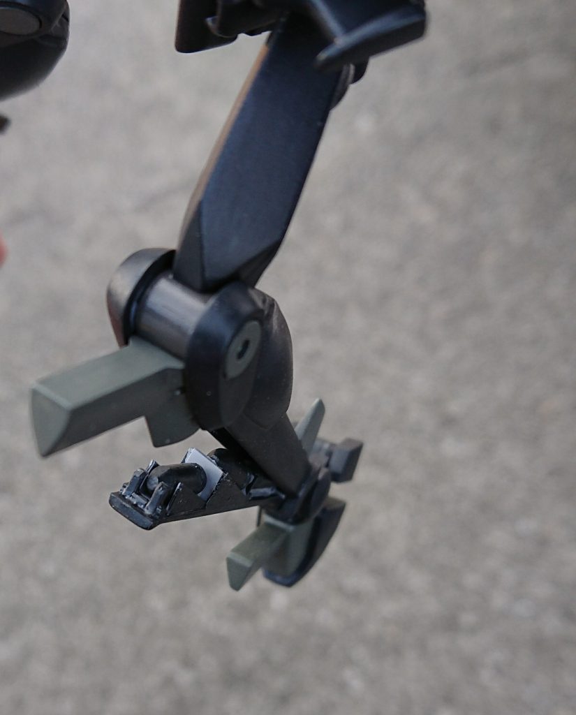 フラッグの設定にあった、スネ部分のミサイルを自作。
……と、言うとカッコいいですが、こちらは、あまりイメージしたように仕上がらず、工作の練習になりました。