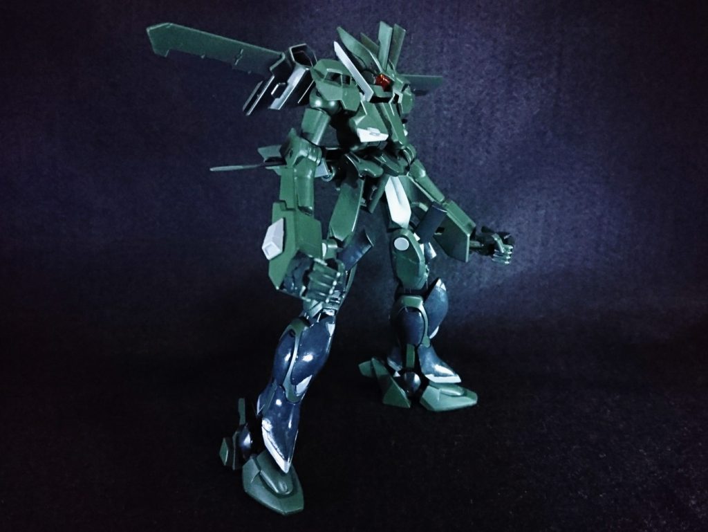 ファフナーみたいな等身を目指しました。ブリッツガンダムの足と何か(忘れた)のバックパックを使って腕脚伸ばしました。