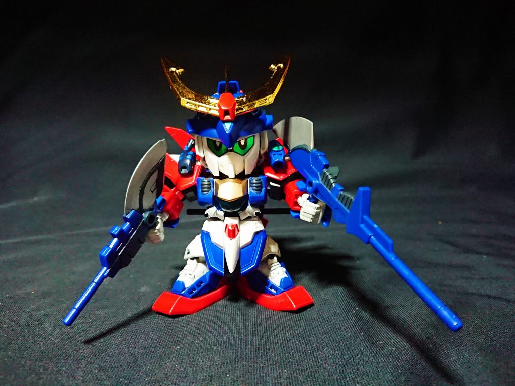 使用キットはGジェネNEO Gガンダムと張飛ガンダムでミキシングしました。
張飛の頭部上をカットして機王の兜を移植しているので、前後逆にすることでゴーグル状態にもできます。