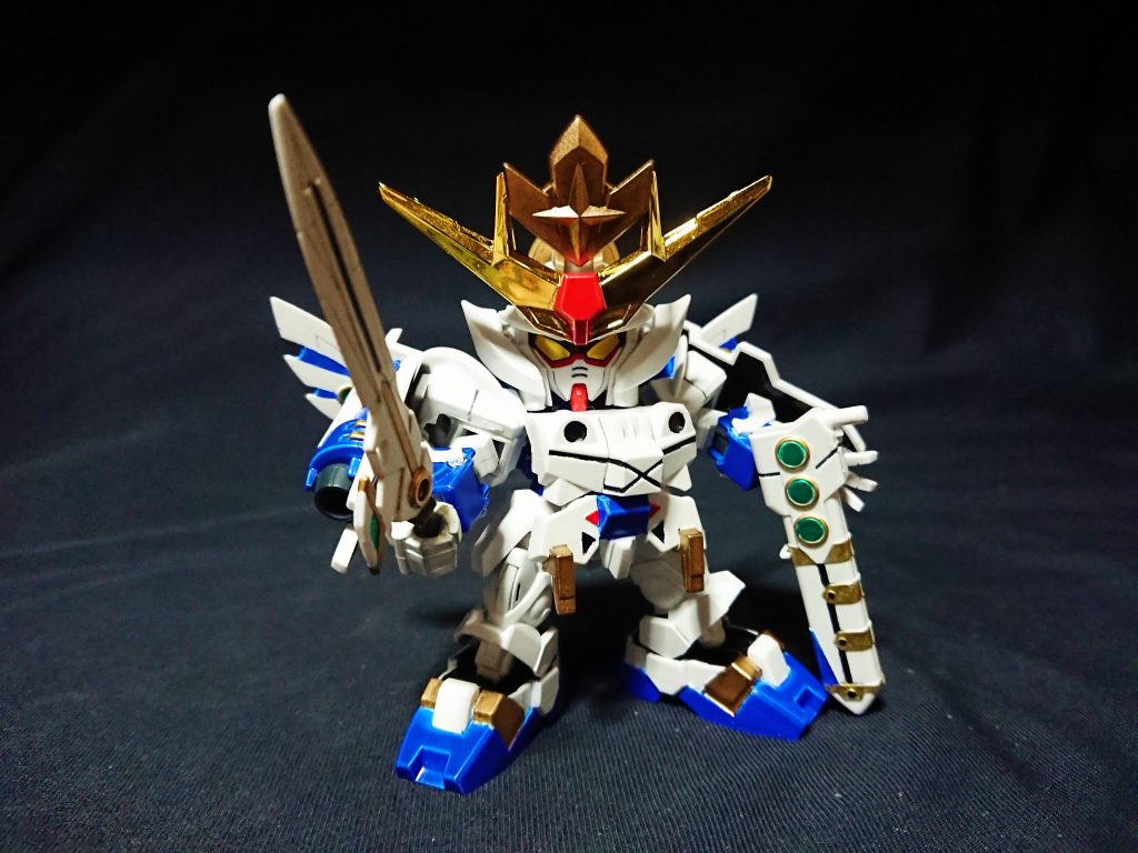 使用キットはEXスタンダードのエールストライクとLGBB武者頑駄無でミキシングしました。
以前の神武兜と同様にネクスエッジのような体型になりました。