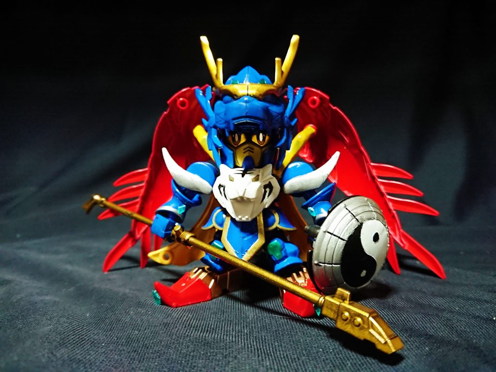 それは三璃紗神話時代、蚩尤と四柱の神が戦っていた頃の話。
龍帝、虎暁、雀瞬、武義の四候が揃いし時、玉璽(神器)に眠っていた神が現れ共に魔神蚩尤を封印したという…
三璃紗神話よりも前の時代から蚩尤と戦ってきた神の一人で、黄龍ガンダムの他にも神獣や霊獣を模した神がいるという…
武器の金箍棒に各種武器を換装でき、あらゆるタイプの武器を使いこなせる。