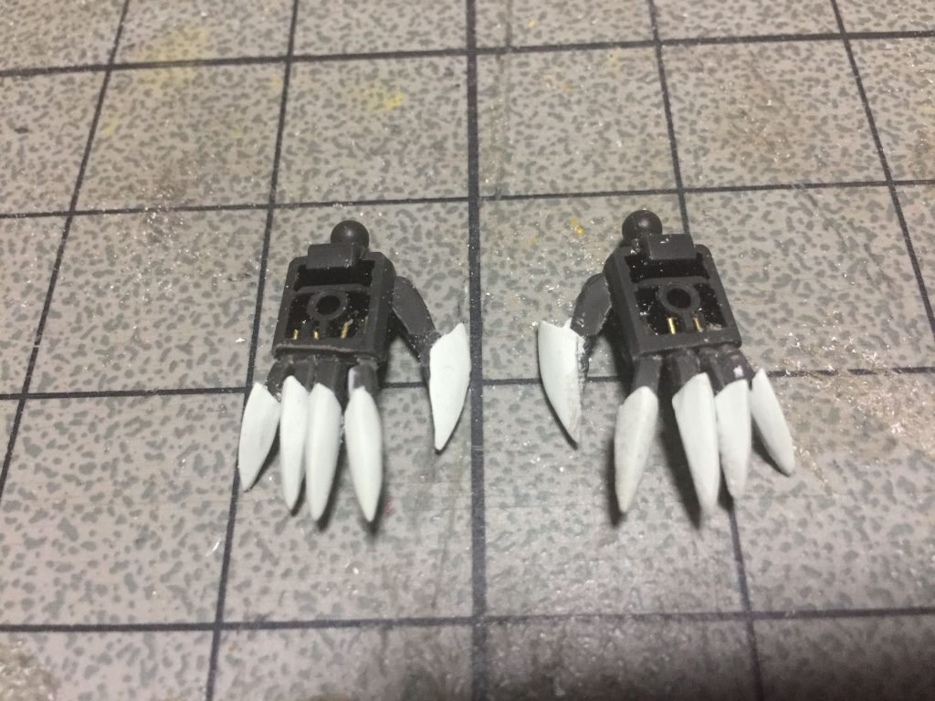 開き手パーツは指を1本1本切り離してツメ部分を追加。