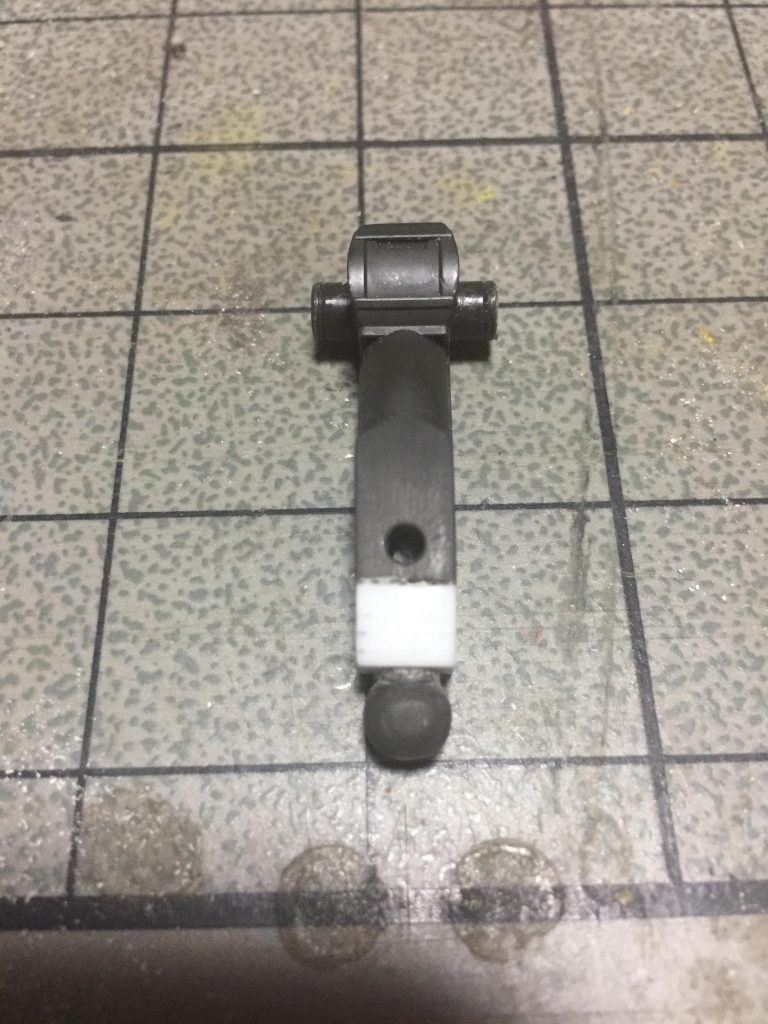 胴体のフレームパーツの延長はこのキットでは基本かもですね。このあと真ん中のシリンダーパーツの付け根の穴を3mmほど下に移動させ、それに伴ってシリンダーパーツを3mm延長。