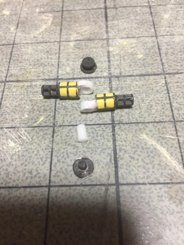 股関節パーツはこういう形で改造して可動範囲を拡張。