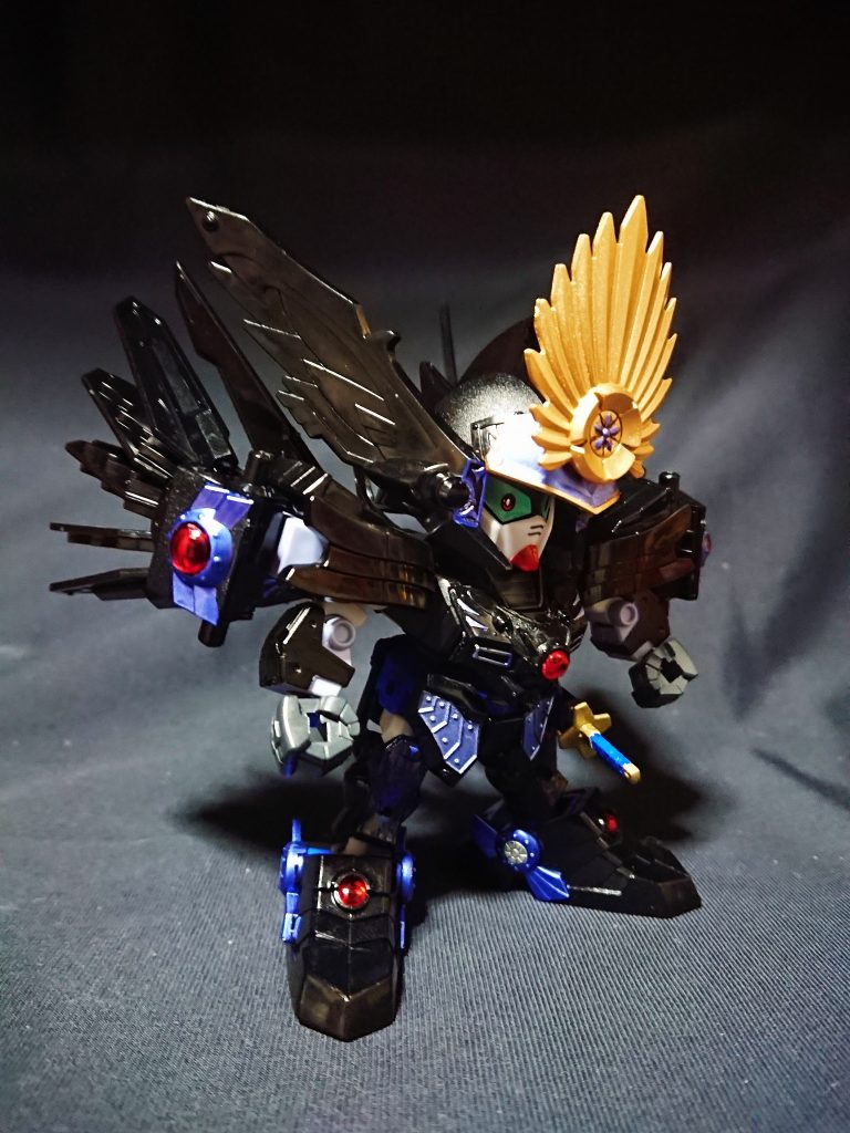 スプリング展開で飛翔形態に。
設定通りでは鎧が腰と胸以外は完全に真っ黒のため、ワンポイントにカラーを入れるだけでも見た目はアップするかと思います。