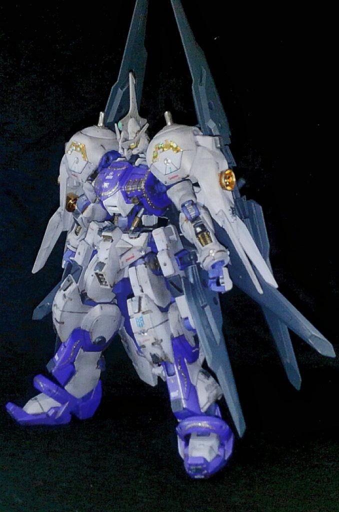 「鉄血第一期最終回で、ガエリオがマクギリスに勝っていたら…？」
グリムゲルデとの戦闘で中破したキマリストルーパーを、キマリスのパーツを用いて改修した「キマリスリフォージ」。
背中や腰に装備されたバインダーは、両刃剣として用いることも可能。
なお、「リフォージ」は「（鉄を）鍛え直す」の意。