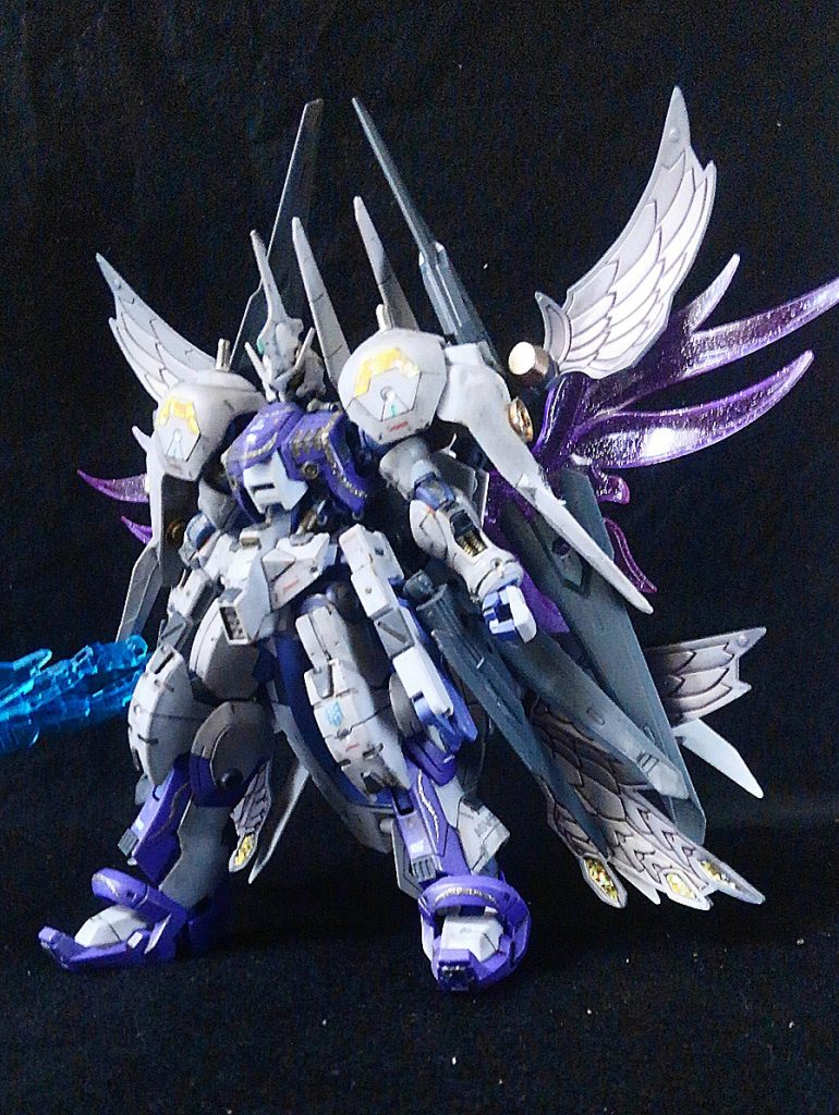 「フェニックスユニット」はギャラルホルンに所蔵されていた装備である。
ガンダムフレームの名の基になった「ソロモン72柱の悪魔」の中に「フェニックス」の名があるが、これがガンダムフェニックスと呼ばれたガンダムフレームの装備であったかは不明である。
また、手にする蒼く澄んだ剣についてはその名前すら不明だが、一説には二本で１つの武器であったとも言われる。