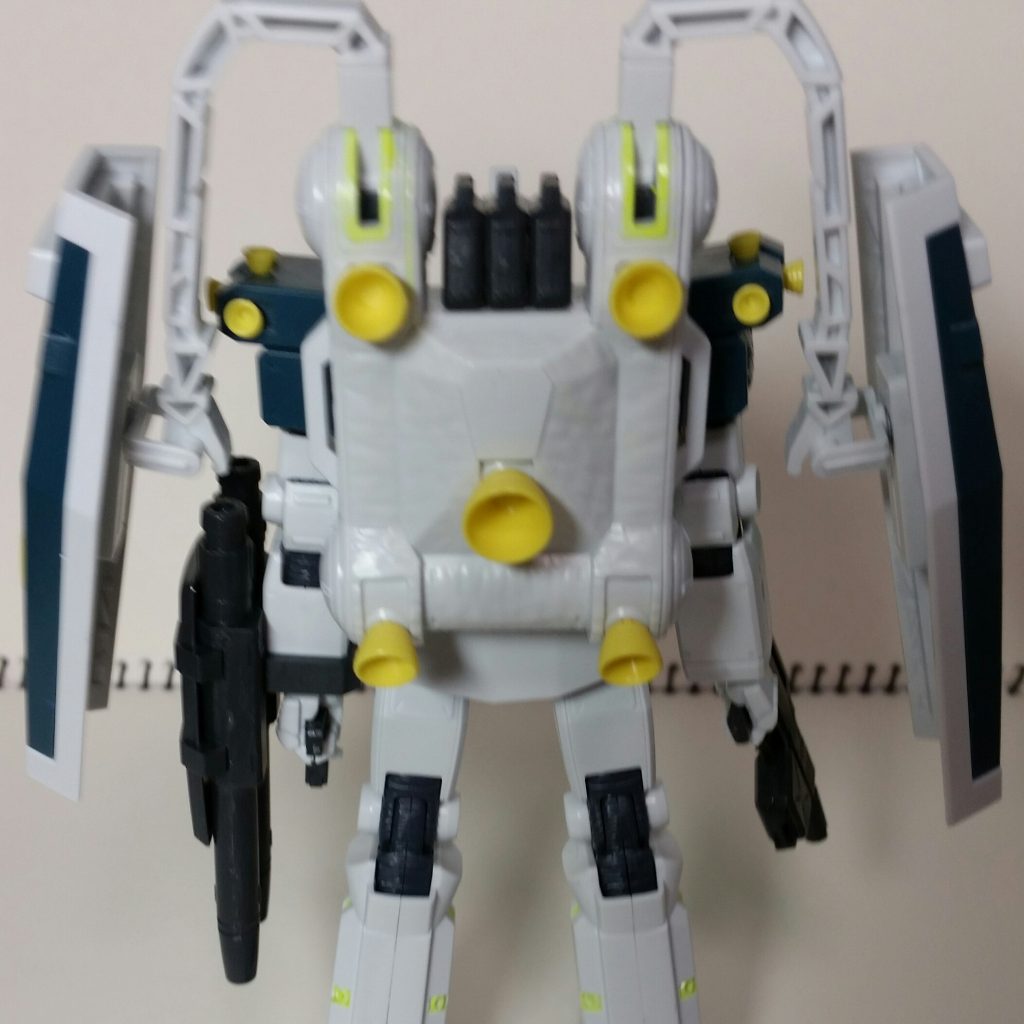 墨入れは極力控え形成色のカッコよさを優先しました。シールド裏は試行錯誤しましたが
いまの技術では改悪になると思い無加工この
キットのシールド裏の作り込みは凄いです