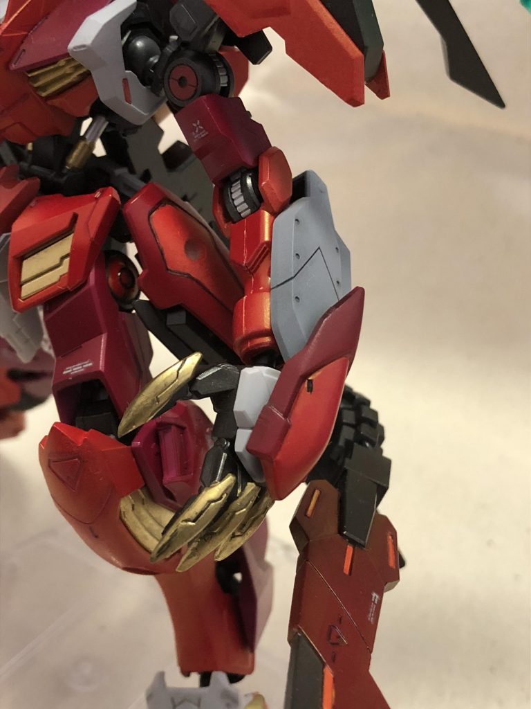 左腕-焔王爪-
右腕の大きさを強調したかったので、バルバトスルプスから拝借してルプスレクスより小さくしました。