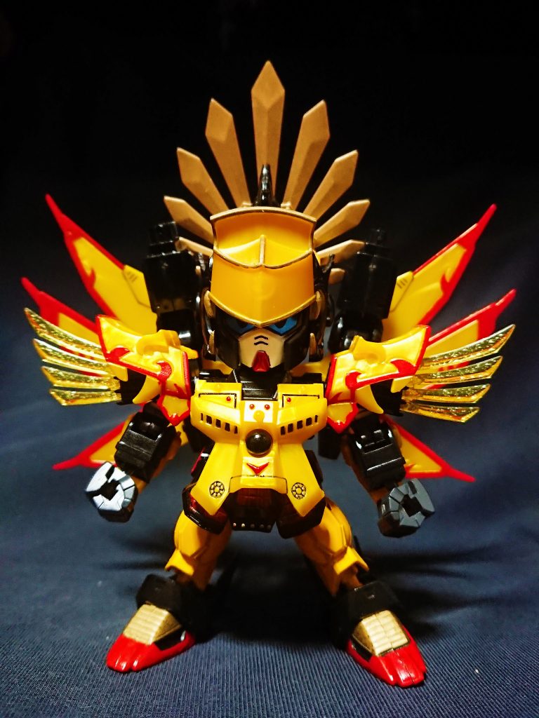 背中の翼や大砲、兜飾りが大きく可動時に干渉するため可動範囲は狭い。
そのためポージングのパターンが少ないが、色味のおかげで他のキットよりだいぶ派手。