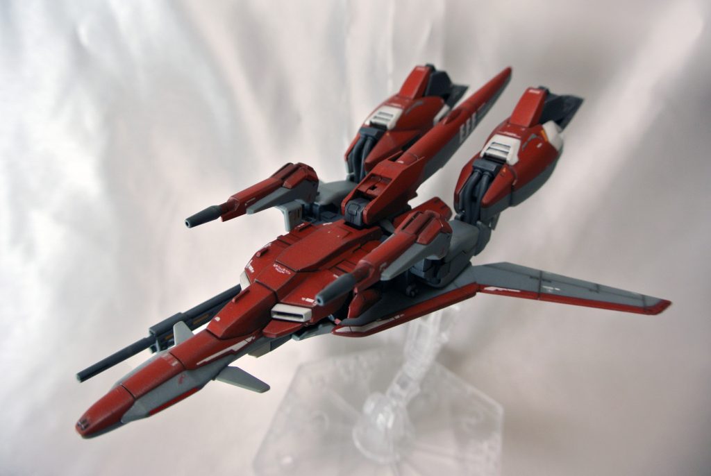 ウェイブライダー形態。差し替え式なのは楽で良いですね!
でも、その分デカールが余分に必要になったのは計算外でした。
娘が自分のガンプラで上から押しつぶそうするのですが、ジェスタじゃないので許していません。