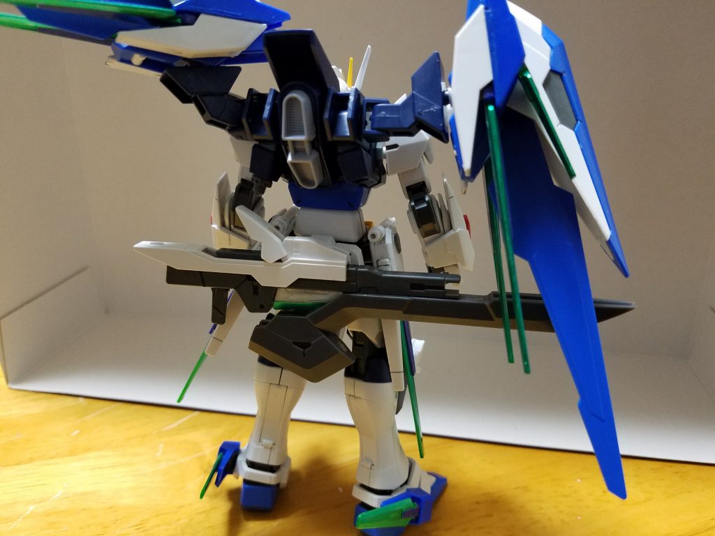 バックショットです。
ウイングはフォロワーさんからの了承を得て制作させていただきました。
武器は腰にマウント可能です。